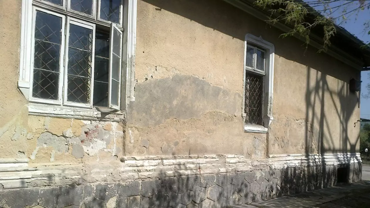CLĂDIREA în care s-a semnat MOARTEA lui CEAUŞESCU stă să pice! Autorităţile vor să o facă MUZEU!