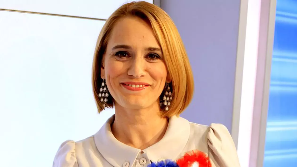 Așa ceva sigur nu ai mai văzut! Uite cu ce BRAD INEDIT îl așteaptă Andreea Esca pe Moș Crăciun!