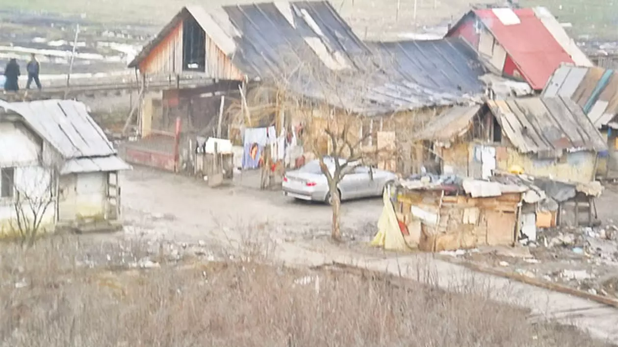 Ce-ţi cumperi când casa stă să cadă pe tine? Rromii din Baia Mare au găsit răspunsul