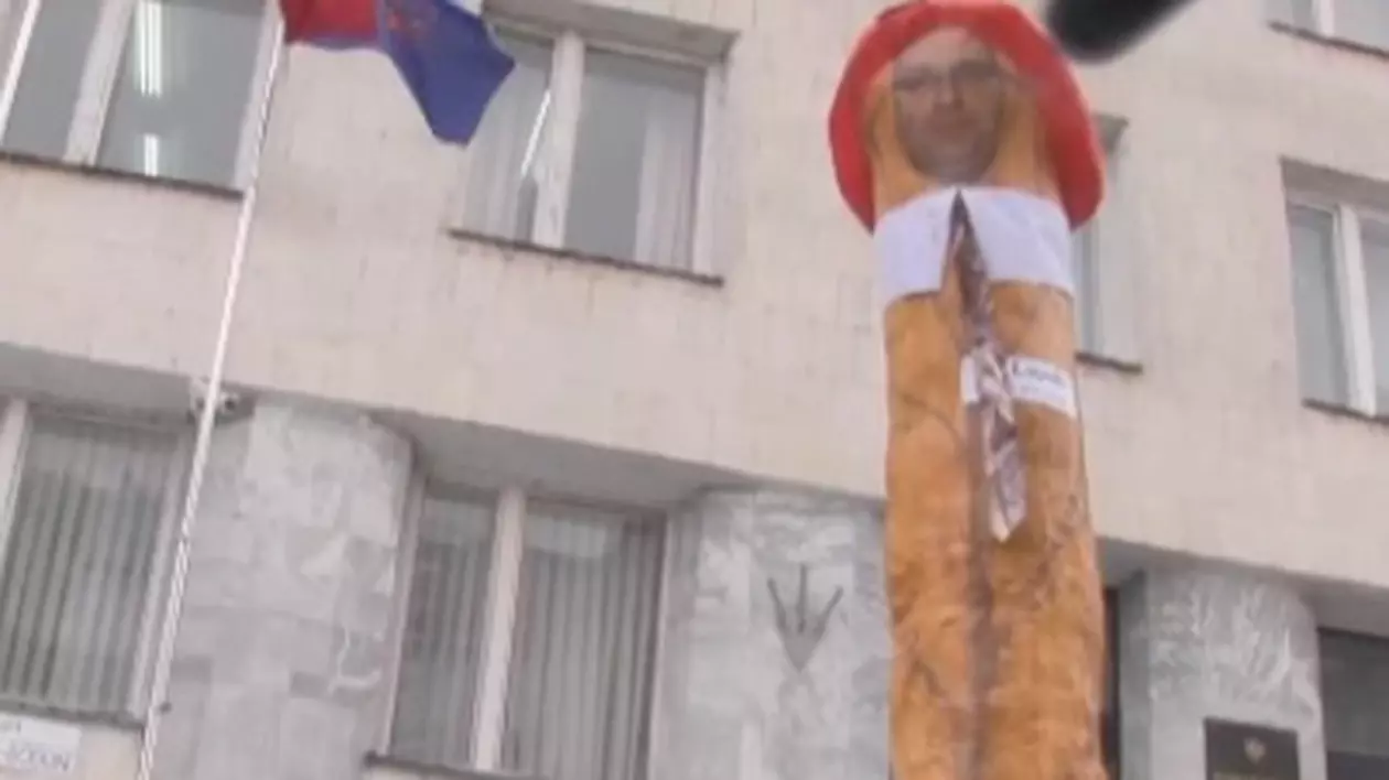 Penis de doi metri, aşezat în faţa Procuraturii din Chişinău | VIDEO