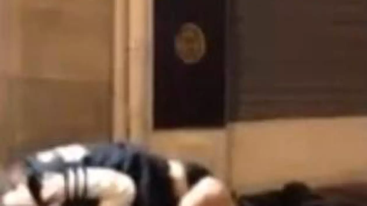 +18 INTERZIS MINORILOR | Au făcut SEX pe TROTUARUL din fața unui fast-food, în văzul lumii | VIDEO INCENDIAR