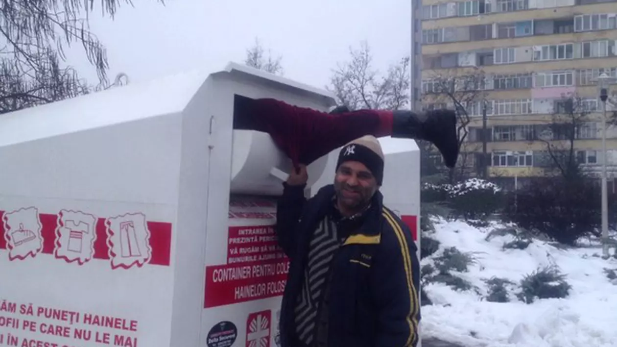 Imagini incredibile surprinse la Baia Mare! Uite cum fură rromii din hainele nevoiaşilor! VIDEO