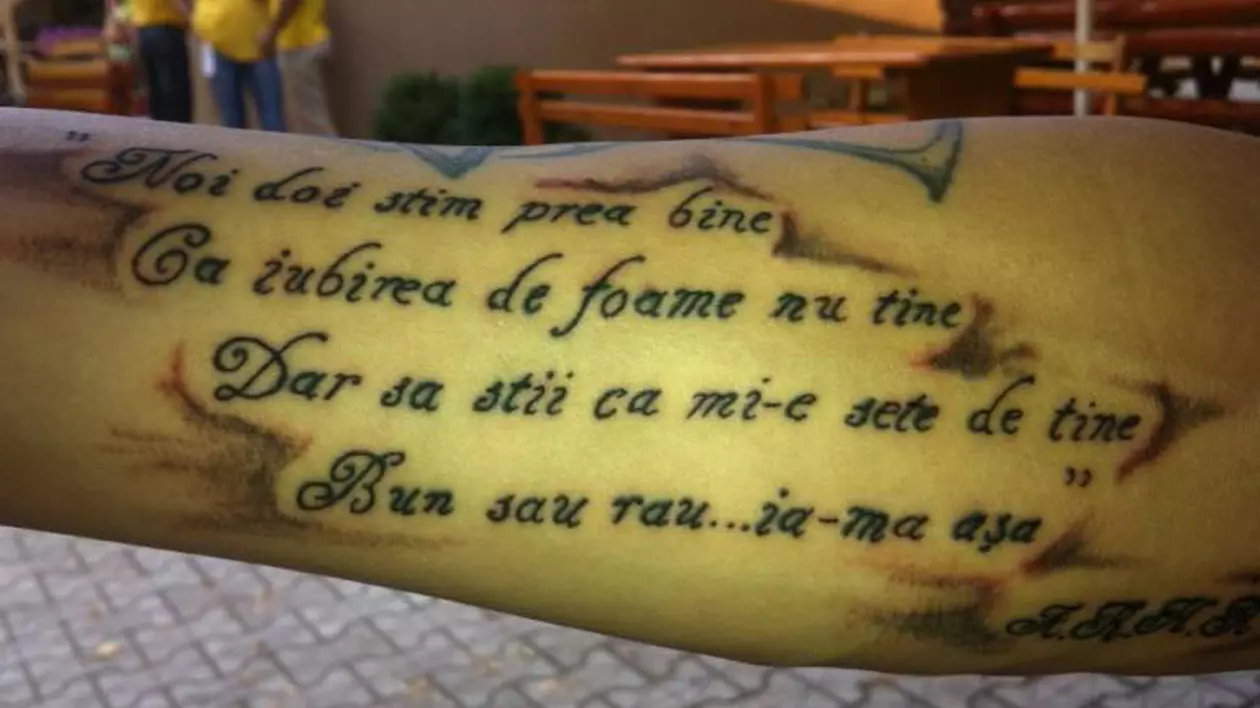Un fan AlbNegru şi-a tatuat pe mână versurile single-ului "Mi-e sete de tine"!