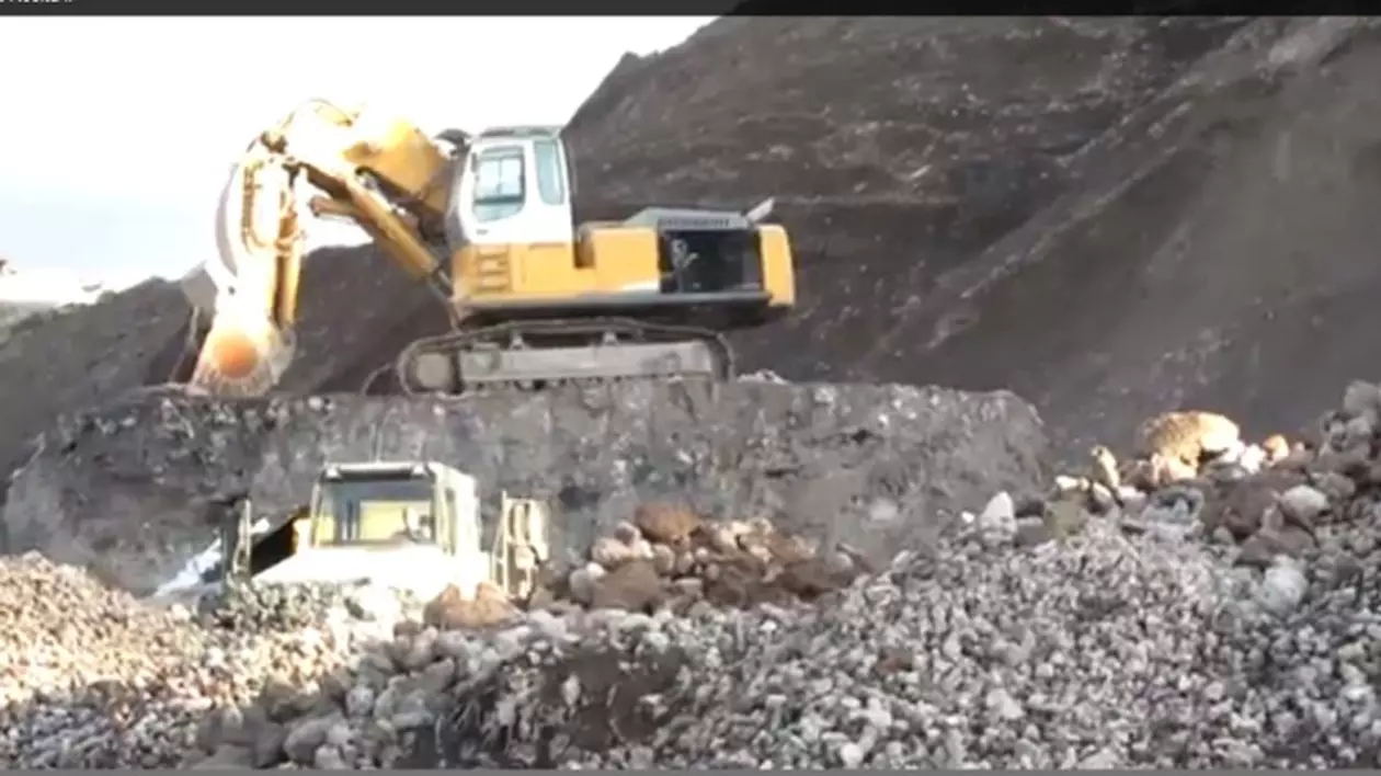 "Dorel" pe excavator: A săpat în jurul lui şi a rămas blocat pe o movilă! VIDEO