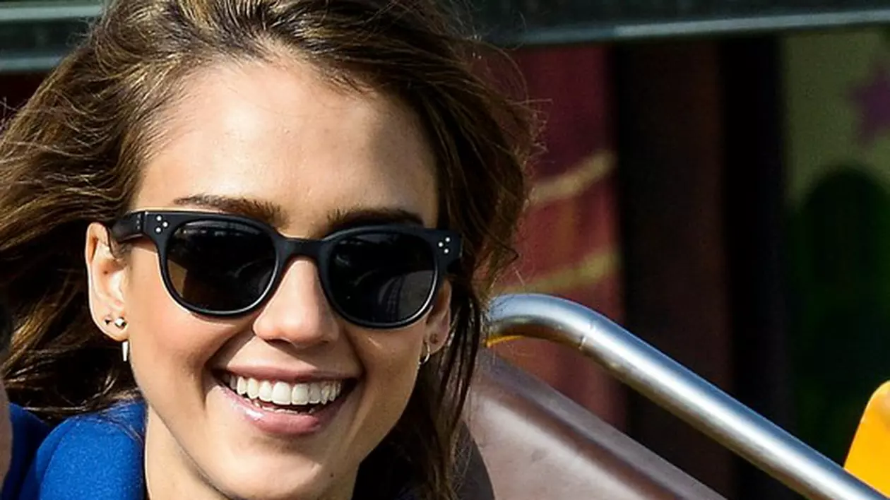 Fetiţa ÎN LACRIMI, iar mama CU ZÂMBETUL PÂNĂ LA URECHI! Vezi CUM a fost surprinsă actriţa Jessica Alba! FOTO