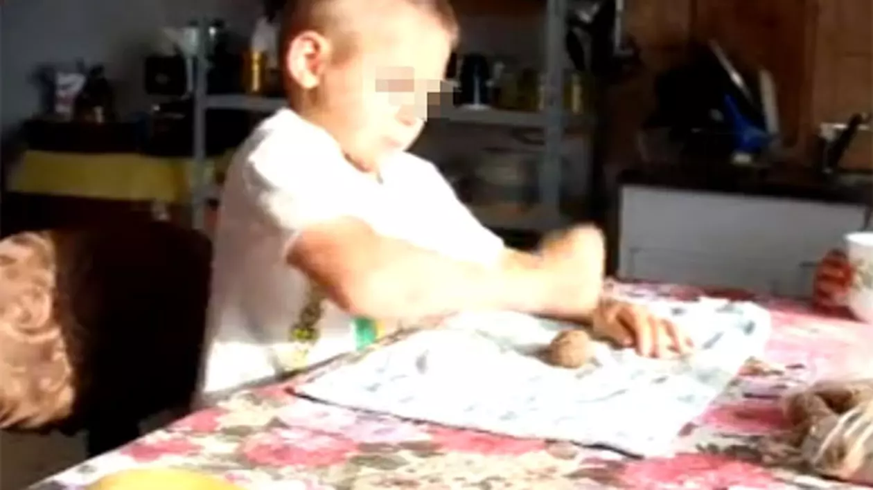 Giuliano Stroe, micul Hercule, pus de tată să spargă nuci cu pumnul | VIDEO