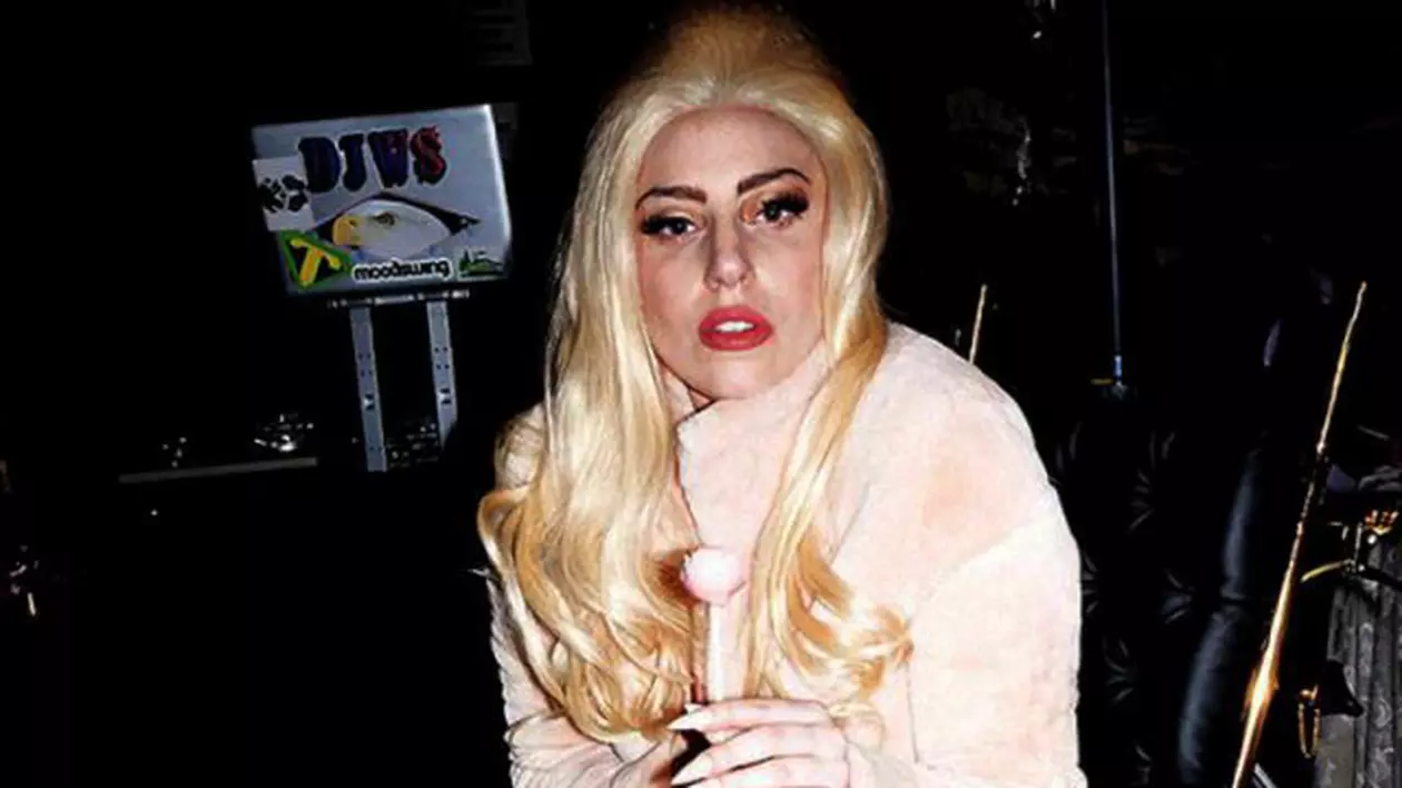 Lady Gaga, scaun cu rotile poleit cu aur de 24 de carate - FOTO 