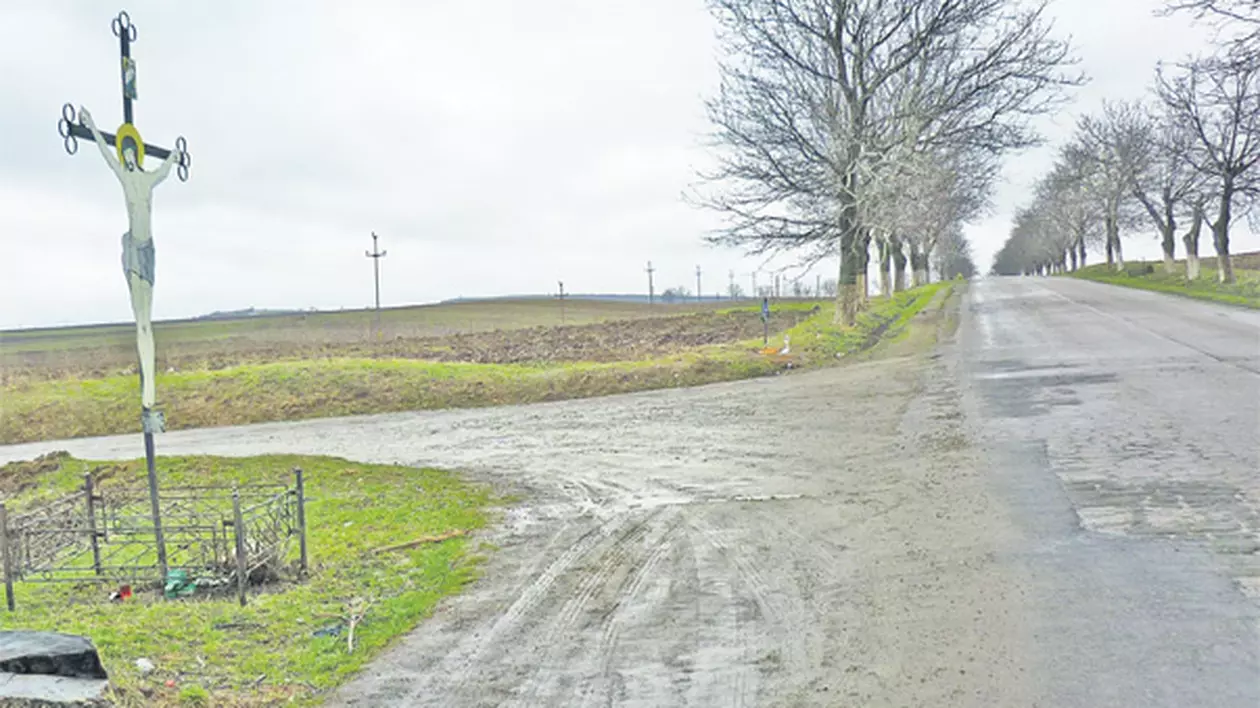 Oamenii din satul botoşănean Dolina, băgaţi în sperieţi de fantoma de pe drumul morţii