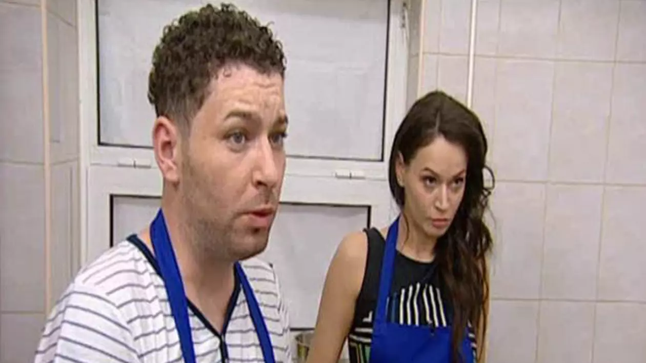 Se naște o idilă? "Noua casnică" de la "MasterChef", în tandrețuri cu un alt concurent. Uite în ce ipostază compromițătoare au fost surprinși
