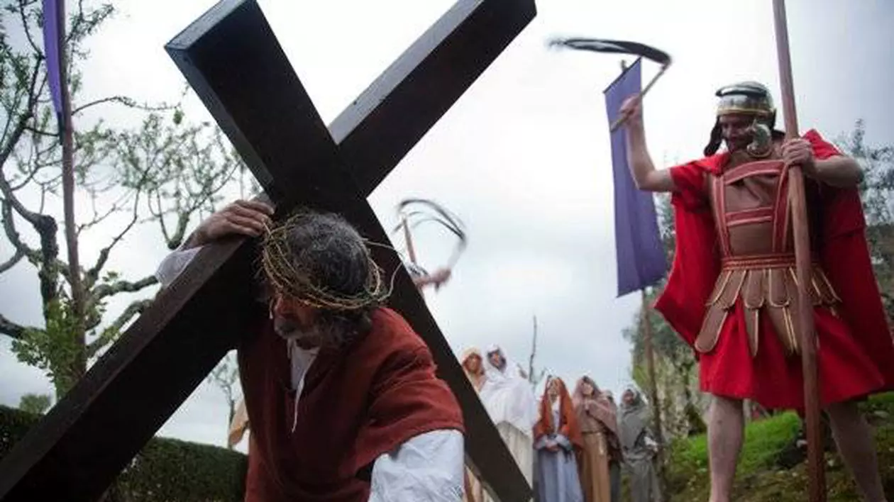 EXTRAORDINARA poveste a lemnului Crucii pe care a fost răstignit Iisus Hristos! Există Dumnezeu, bucuraţi-vă de lumină!