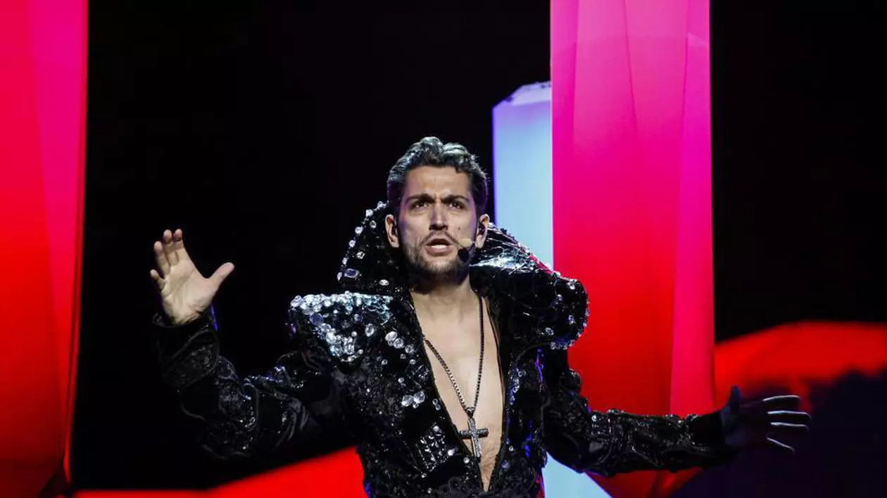 IMPRESIONANT! Cezar Ouatu, ÎN GENUNCHI, în faţa unei admiratoare, înainte de Eurovision | FOTO ÎN ARTICOL