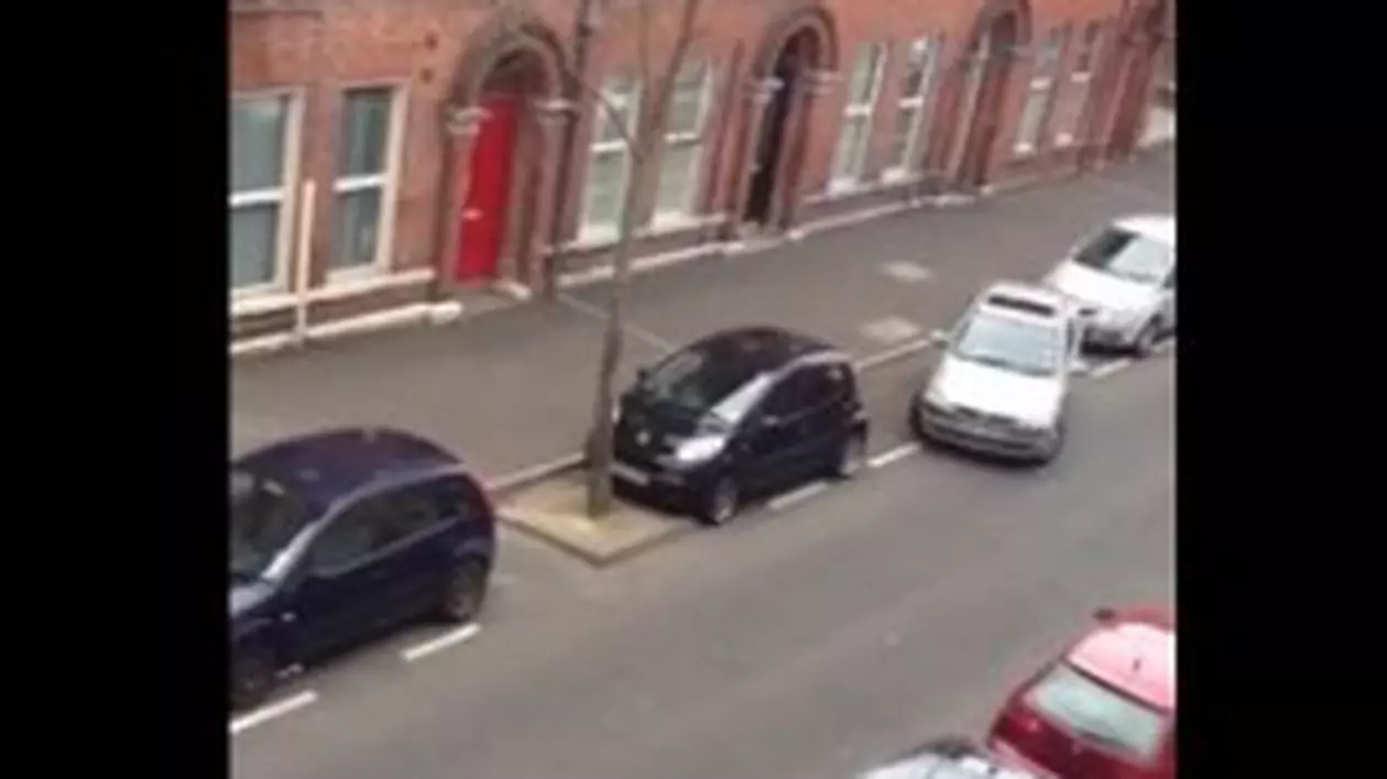 ATENŢIE, FEMEIE LA VOLAN! Cât i-a luat să facă o parcare laterală! | VIDEO