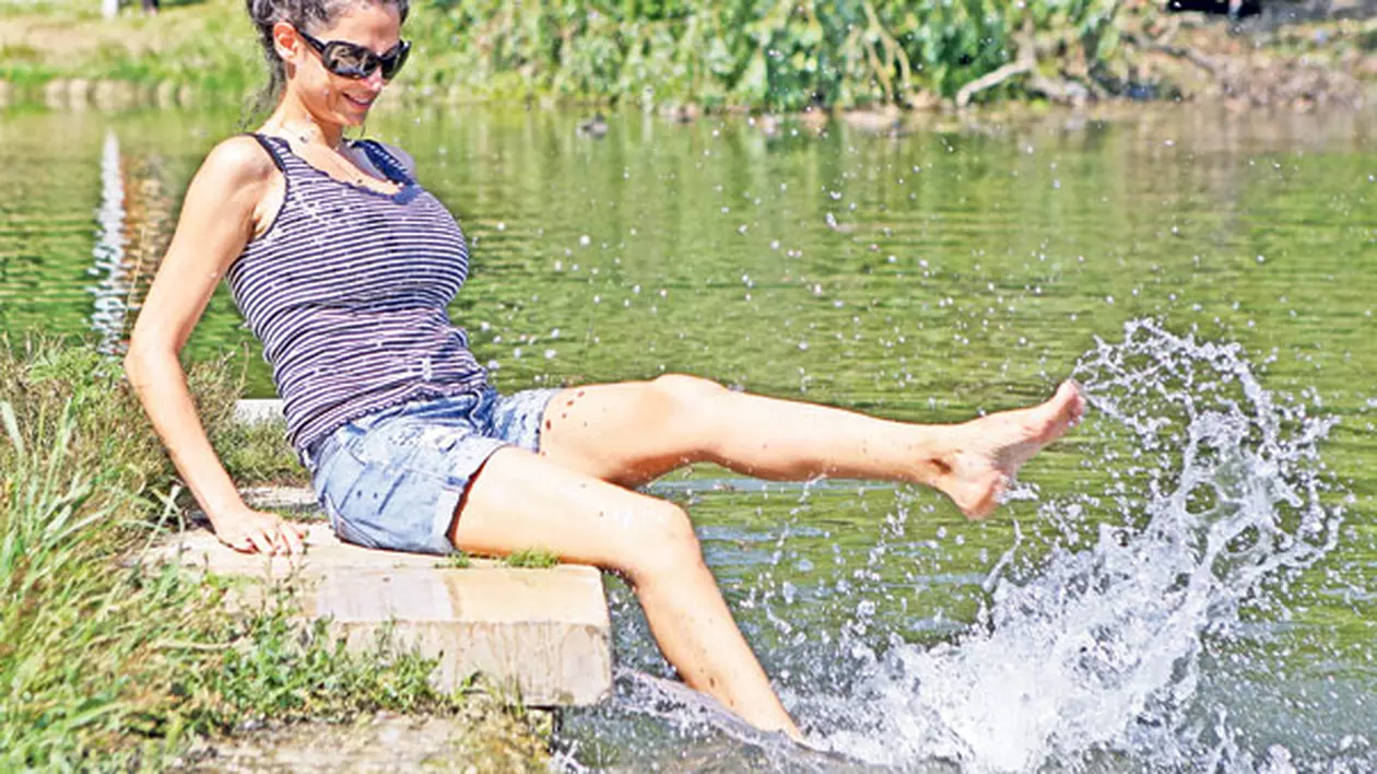 A dat Mediterana pe o bălăceală în balta Cocioc! Nicoleta Luciu a renunţat la concediul de cinci stele din Cipru, pentru a prezenta o nouă emisiune TV | FOTO