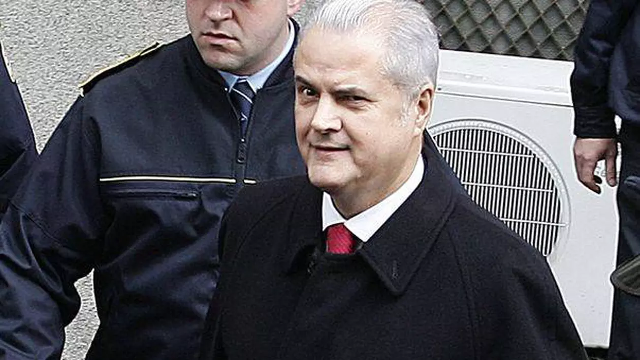 Adrian Năstase, DAT AFARĂ de la Universitatea Bucureşti, din cauza condamnării definitive pentru corupţie