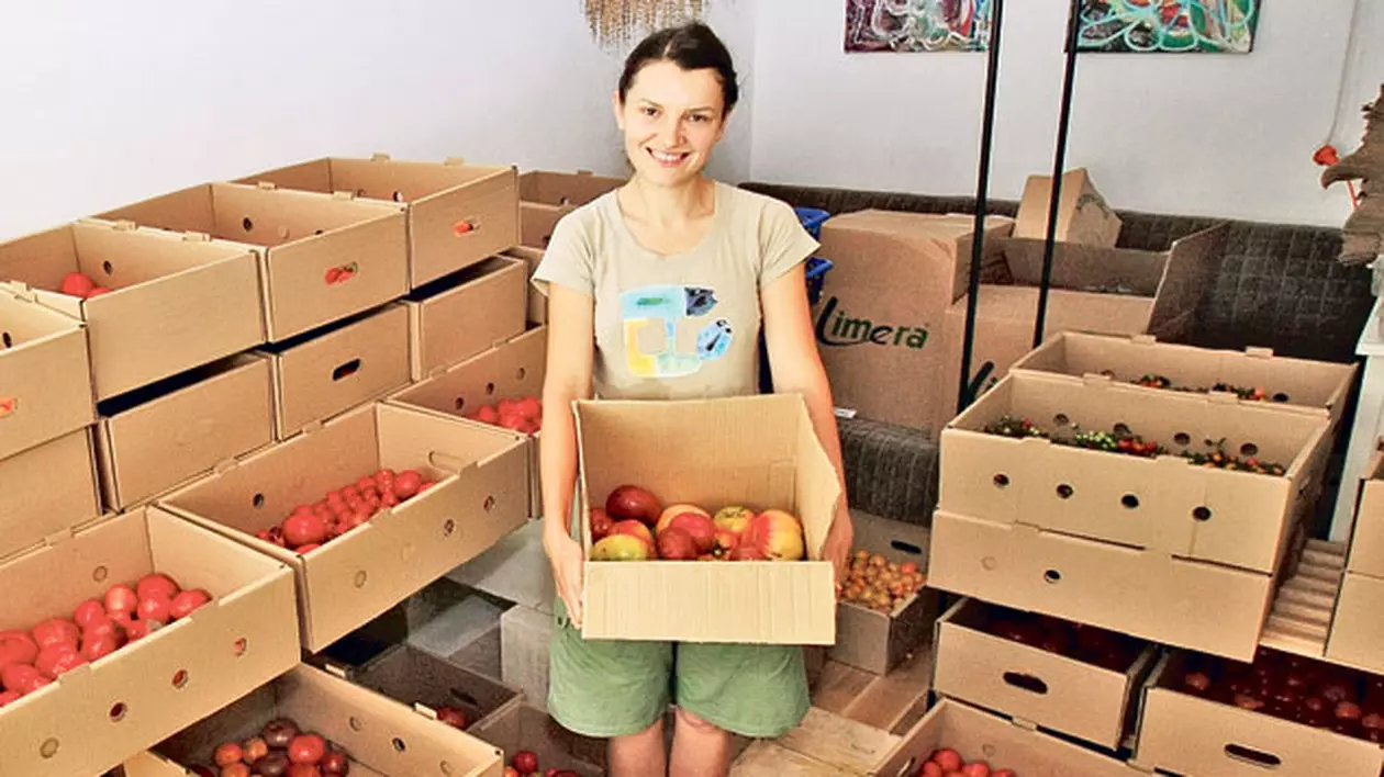 Ea cultivă 17 soiuri de roşii! O tânără din Călăraşi şi-a făcut CAP şi vinde cele mai neobişnuite tomate