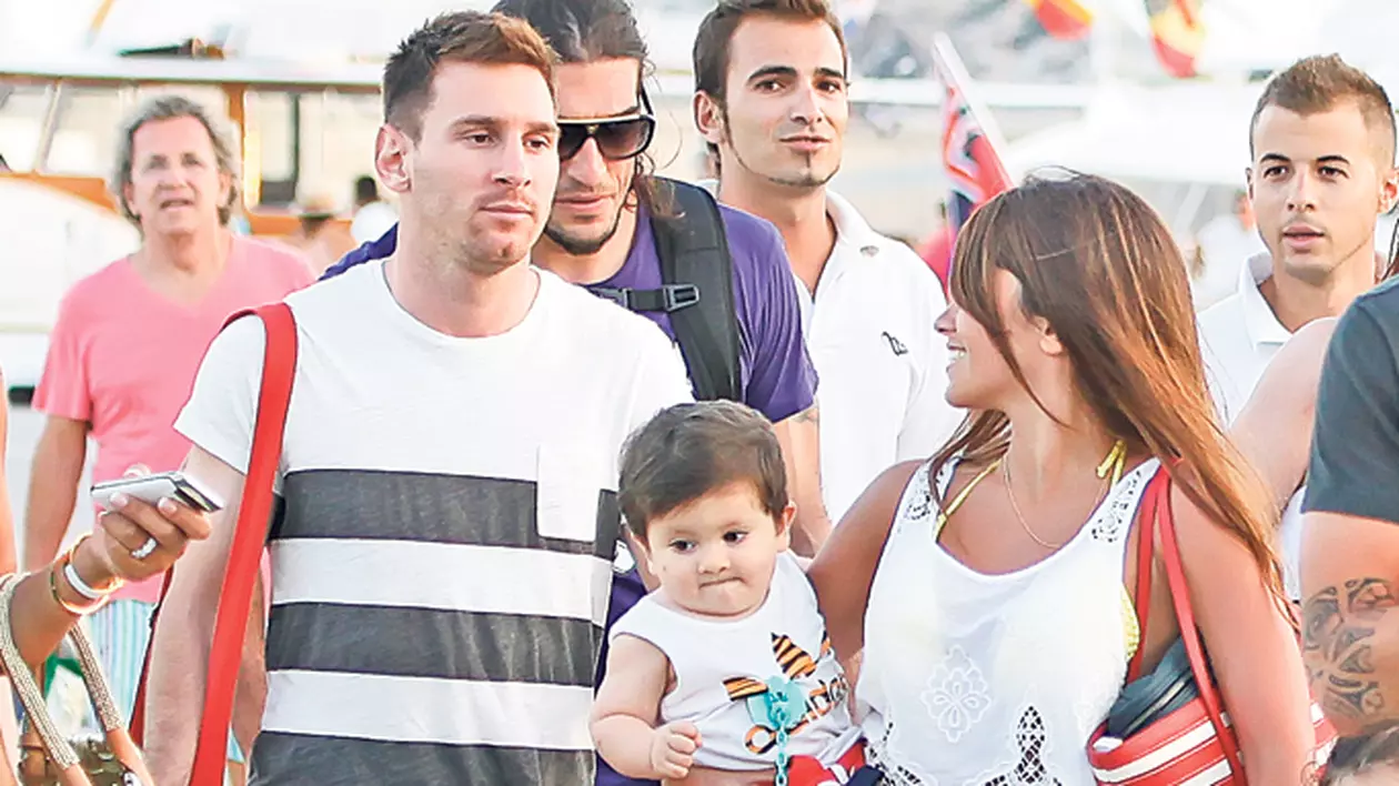 Ce grăsun e fiul lui Messi! Thiago, băieţelul de 9 luni al fotbalistului Barcelonei, «plezneşte» de sănătate