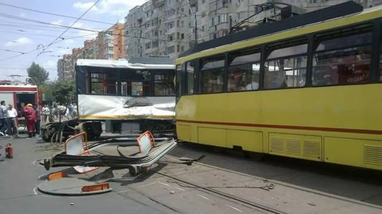 ACCIDENT în Bucureşti! Două tramvaie s-au tamponat în staţia Calea Dorobanţi