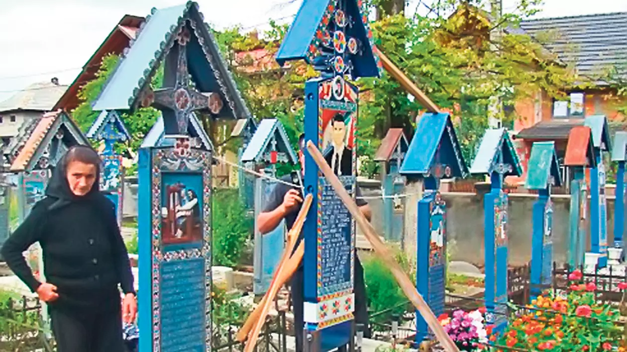 INCREDIBIL! Se fură crucile de patrimoniu din cimitirul de la Săpânţa