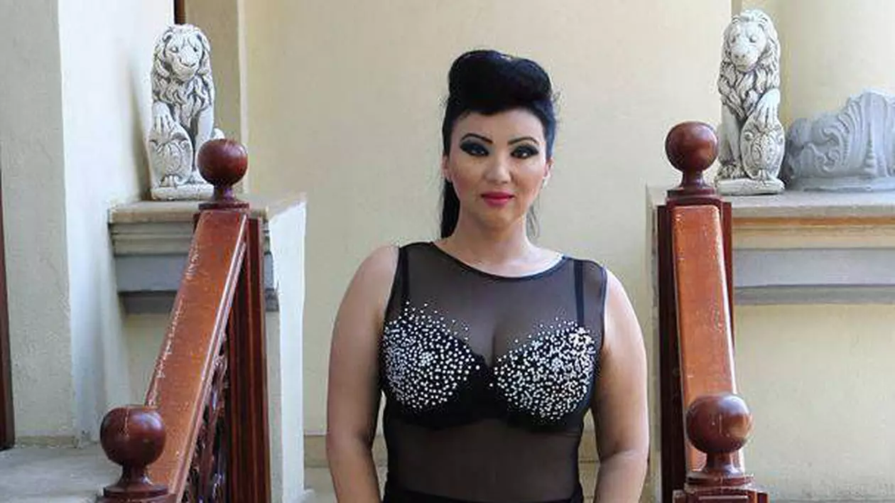 Adriana Bahmuţeanu, ŢINTA UNUI BĂRBAT CELEBRU DIN SHOWBIZ. "Mi-a trimis un buchet de flori, am stat de vorbă şi e un tip ok."