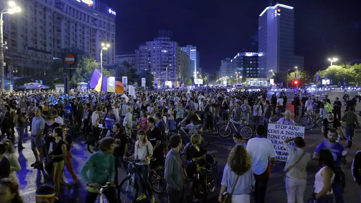Peste 7000 de oameni au blocat Piaţa Universităţii protestând pentru proiectul minier Roşia Montana | VIDEO