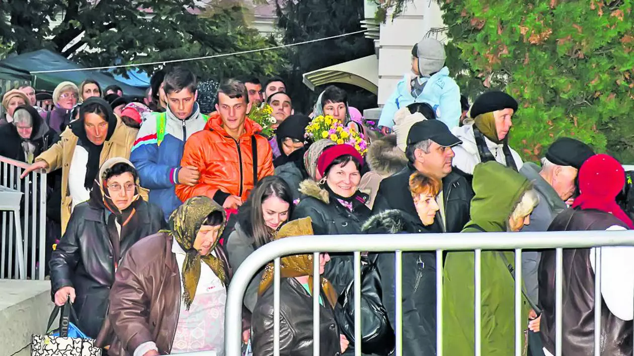 Stau câte 20 de ore la coadă la moaşte