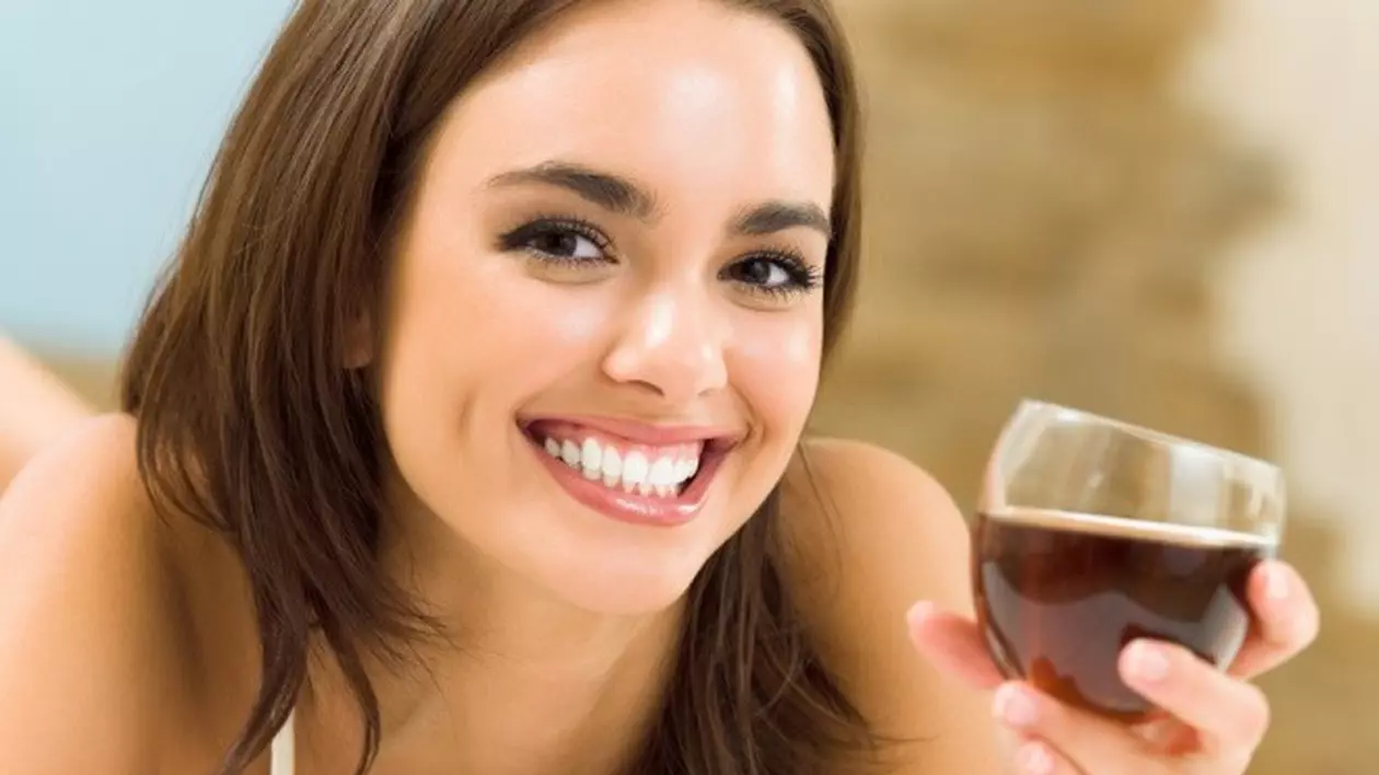 Poţi să bei vin roşu la menstruaţie? Mituri şi realitate