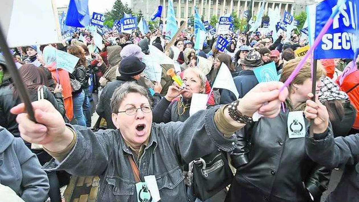 UPDATE / Legea salarizării scoate profesorii în stradă. Marș de protest cu 15.000 de persoane, anunțat pentru 1 iunie