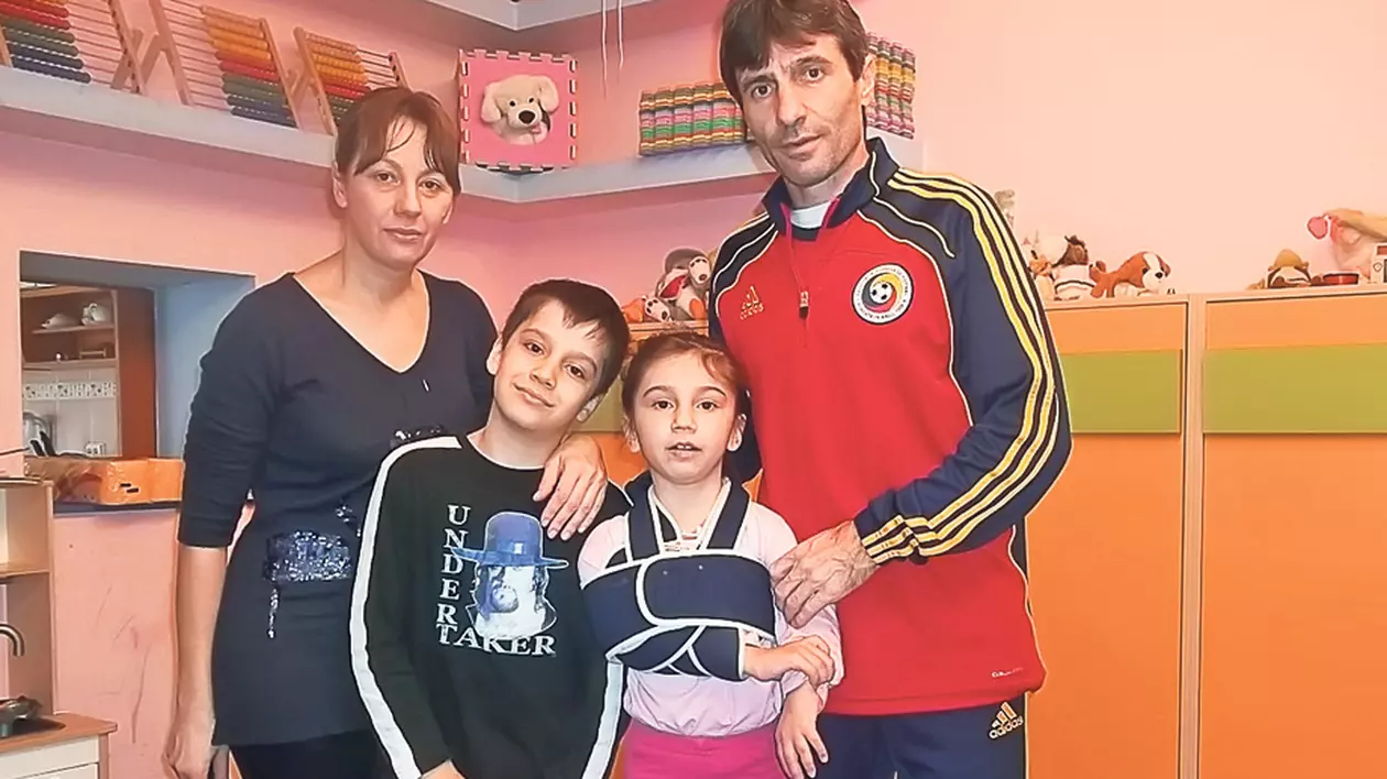 Tricou de la «Briliant»! Adrian Mutu contribuie şi el, alături de multe alte vedete, la strângerea de fonduri pentru a 35-a operaţie a Kassandrei Rotariu