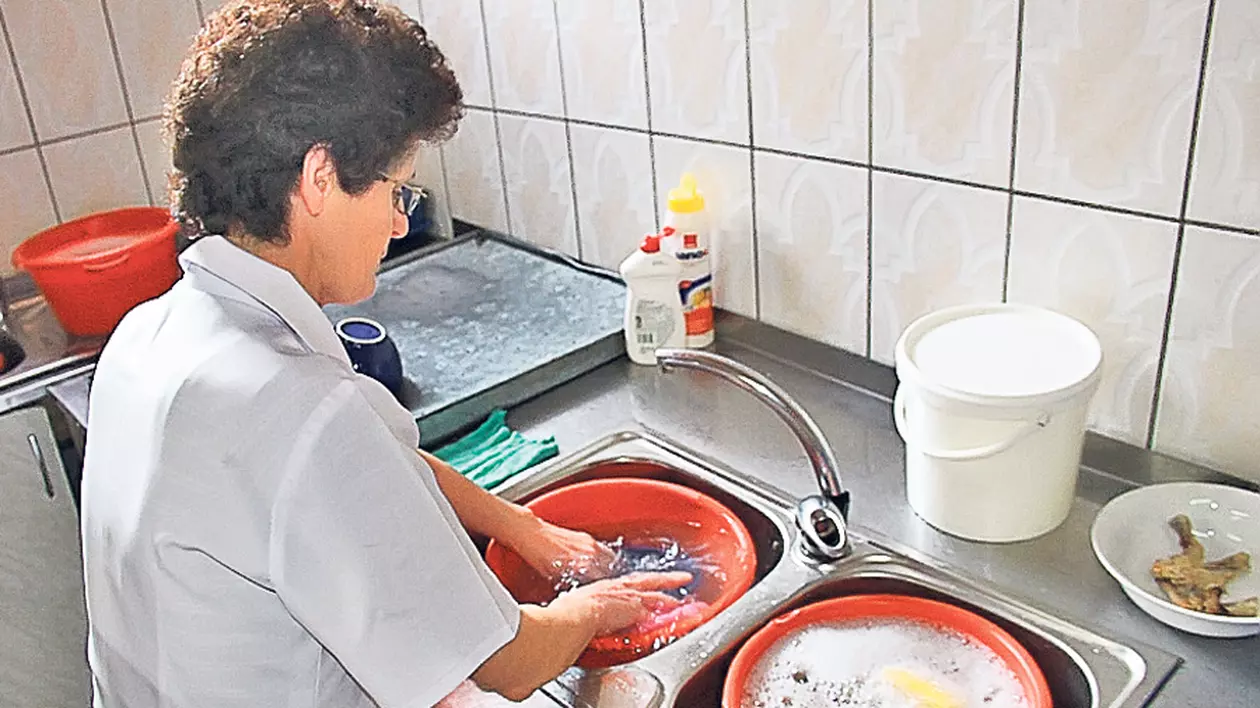 Ce le-a mai dat prin cap autorităţilor din Botoşani! Cumperi apa de la robinet cu cartela pre pay