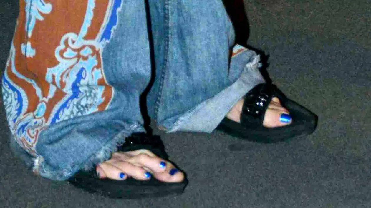 GUSTURI CURIOASE! Unul dintre cei mai mari artişti ai scenei a apărut în SANADALE CU SCLIPICI ŞI PEDICHIURĂ MOV! FOTO