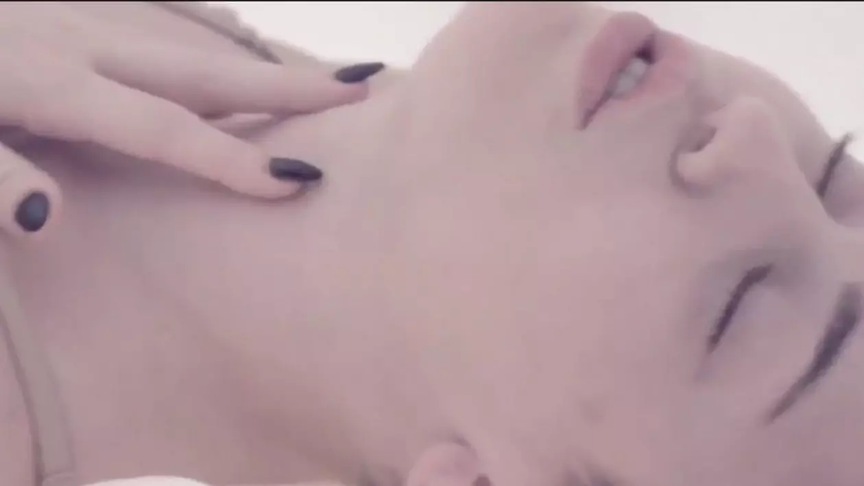 A REUŞIT SĂ ŞOCHEZE DIN NOU! Iat-o pe Miley Cyrus cum ÎŞI PROVOACĂ PLĂCERE cu MÂNGÂIERI LASCIVE! VIDEO & FOTO