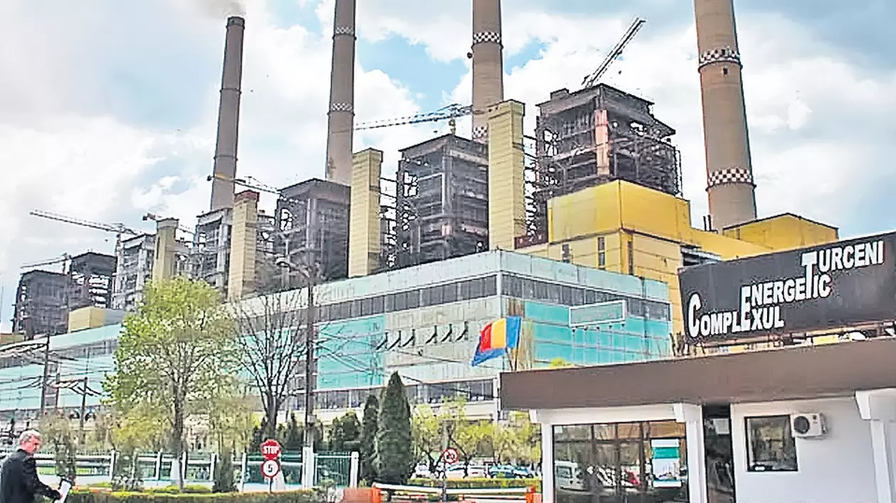 Situaţie paradoxală pentru angajaţii Complexului Energetic Oltenia | Le-a dat prime de Crăciun, apoi i-a băgat în şomaj