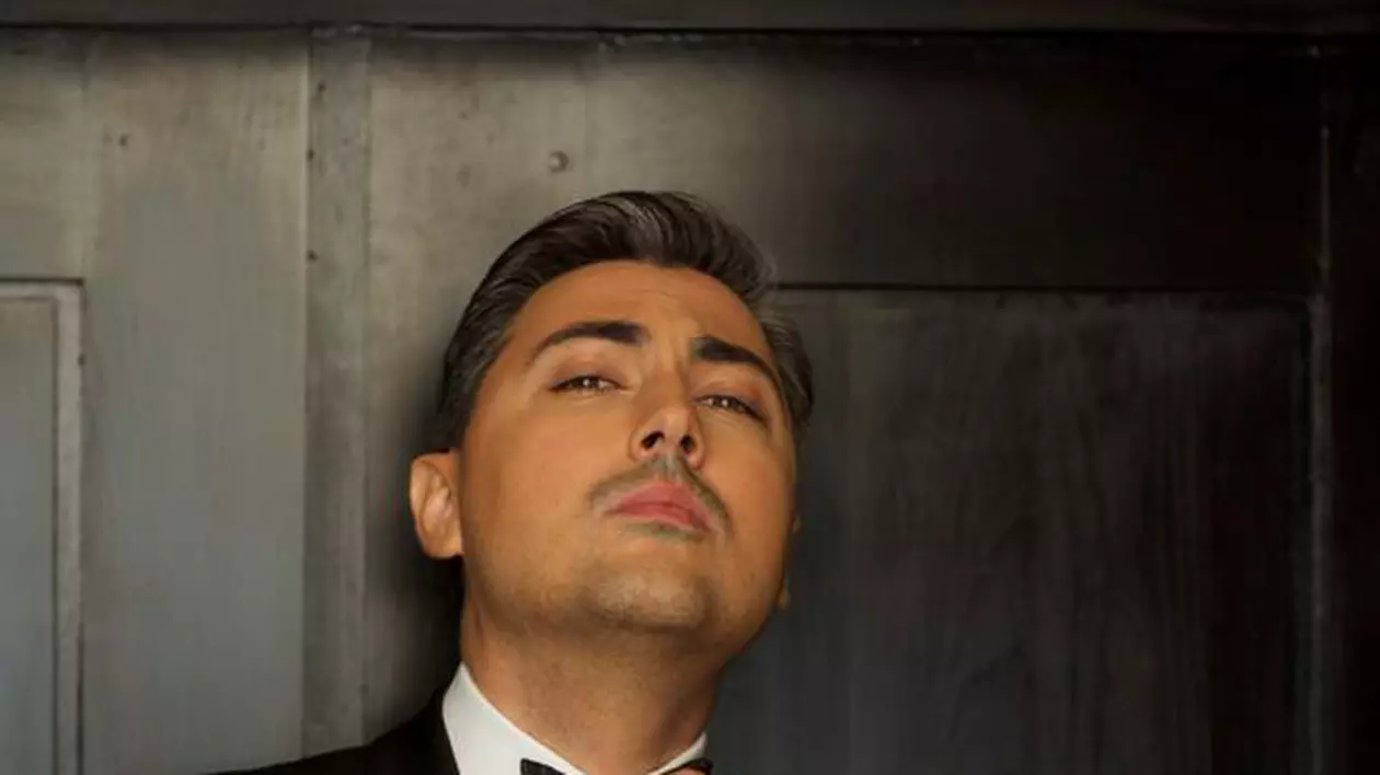 IMAGINEA ZILEI! Alex Ciucu SE TOPEŞTE ÎN OCHII FETIŢEI LUI  | FOTO