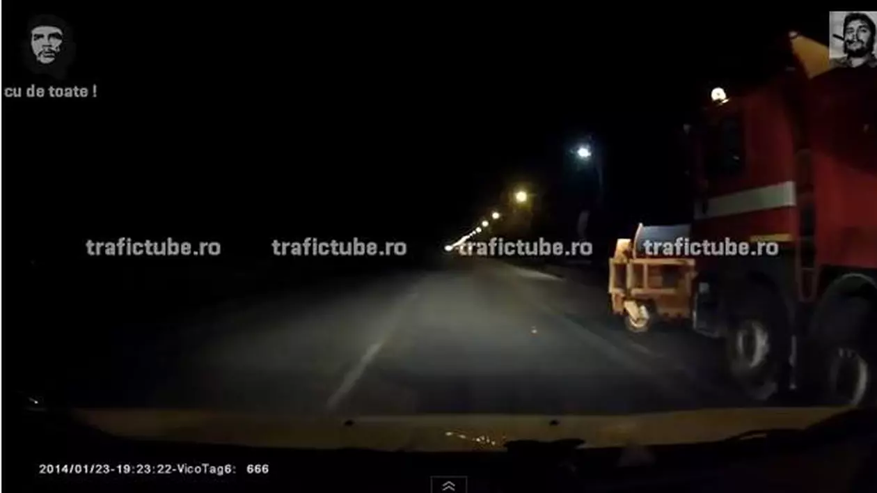 VIDEO FABULOS! Drumarii ARUNCAU ANTIDERAPANT pe ŞOSELE....înainte SĂ NINGĂ!