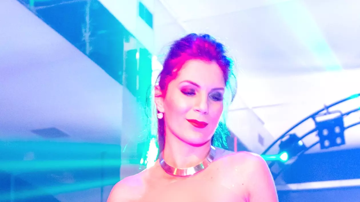 DJ Miki Love, SHOW ÎN SÂNII GOI, la platane! Uite CUM I-A ÎNNEBUNIT PE BĂRBAŢII DIN CLUB | FOTOGRAFII INCENDIARE