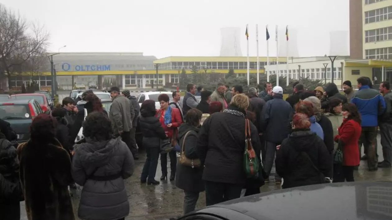 Disponibilizaţii de la Oltchim, iar în stradă! Replica incredibilă a directorului: "Să ziceţi mersi că am acceptat să stau de vorbă cu voi!"
