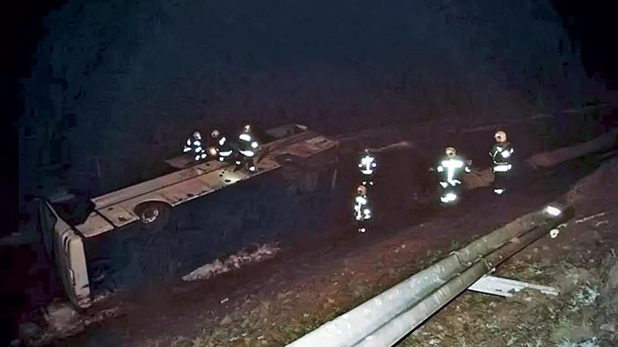 La un pas de tragedie! Iată în ce râpă adâncă a căzut un autocar românesc, cu 22 de oameni la bord, în Ungaria!