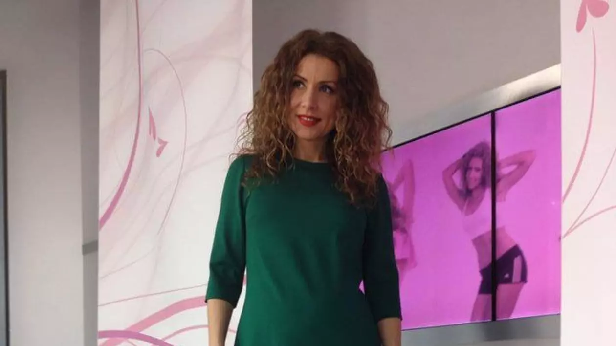 DE ADMIRAT! CÂT DE SEXY este graviduţa CARMEN BRUMĂ!