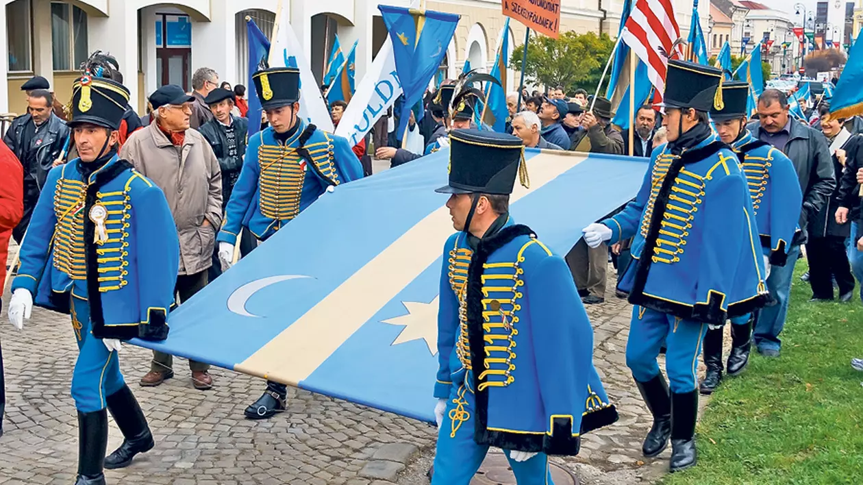 Revoltă la un liceu din Covasna! Obligaţi să poarte steagul secuiesc pe uniformă!