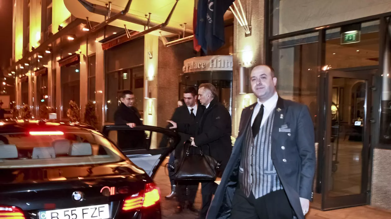 EXCLUSIV| Actorul NICOLAS CAGE, la Bucureşti, cu un ACCESORIU de MII DE DOLARI | FOTO
