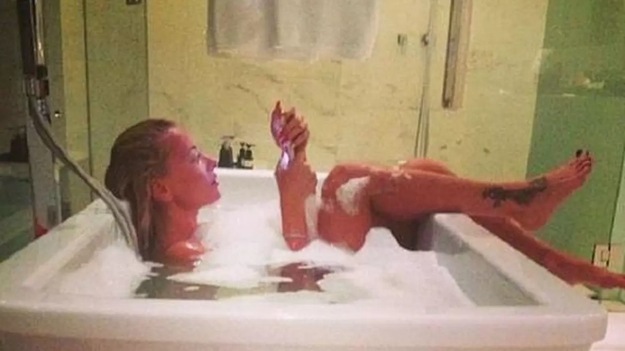 Pur şi simplu n-are milă de pulsul bărbaţilor! DELIA S-A TUNS BOB şi A POZAT FĂRĂ SUTIEN l FOTO