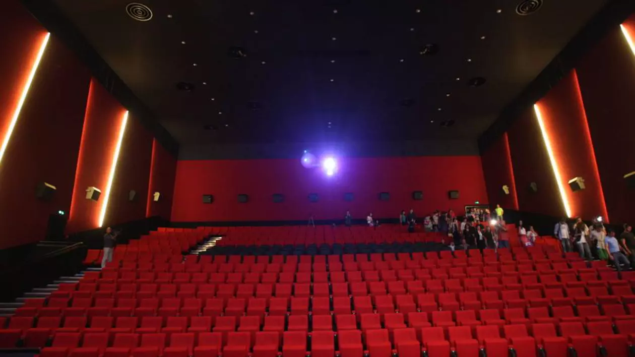 GEST INCREDIBIL al unui CHINEZ! A CUMPĂRAT toate locurile impare dintr-un cinematograf! MOTIVUL o să te lase MASCĂ!