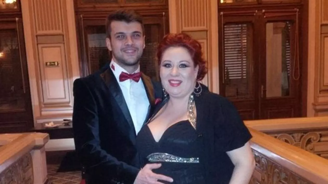 Oana Roman, în SUTIEN şi cu BURTA DE GRAVIDĂ la vedere, în toată splendoarea