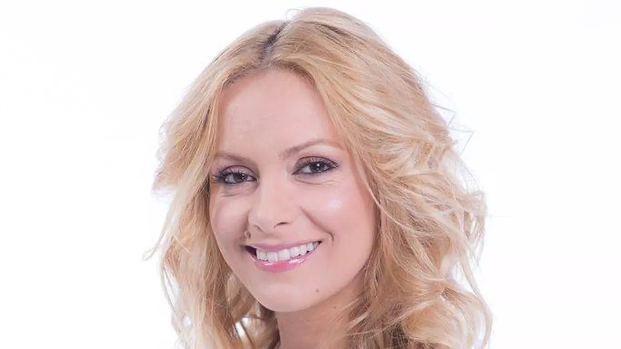 Simona Gherghe şi iubitul ei SE STRÂNG ÎN BRAŢE, ÎNTINŞI PE ASFALT | FOTO ÎN ARTICOL