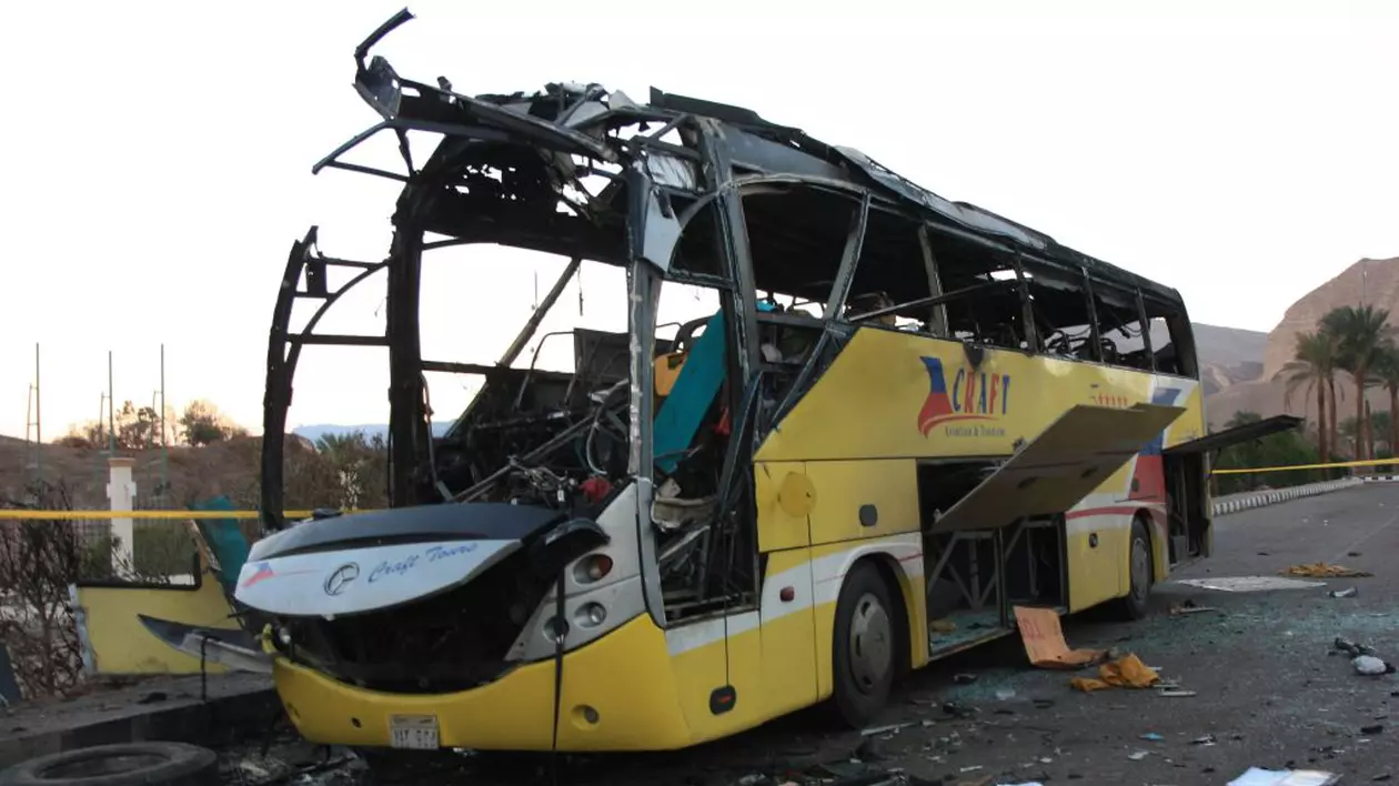 Explozie într-un autocar plin cu turişti străini, la graniţa dintre Egipt şi Israel | FOTO