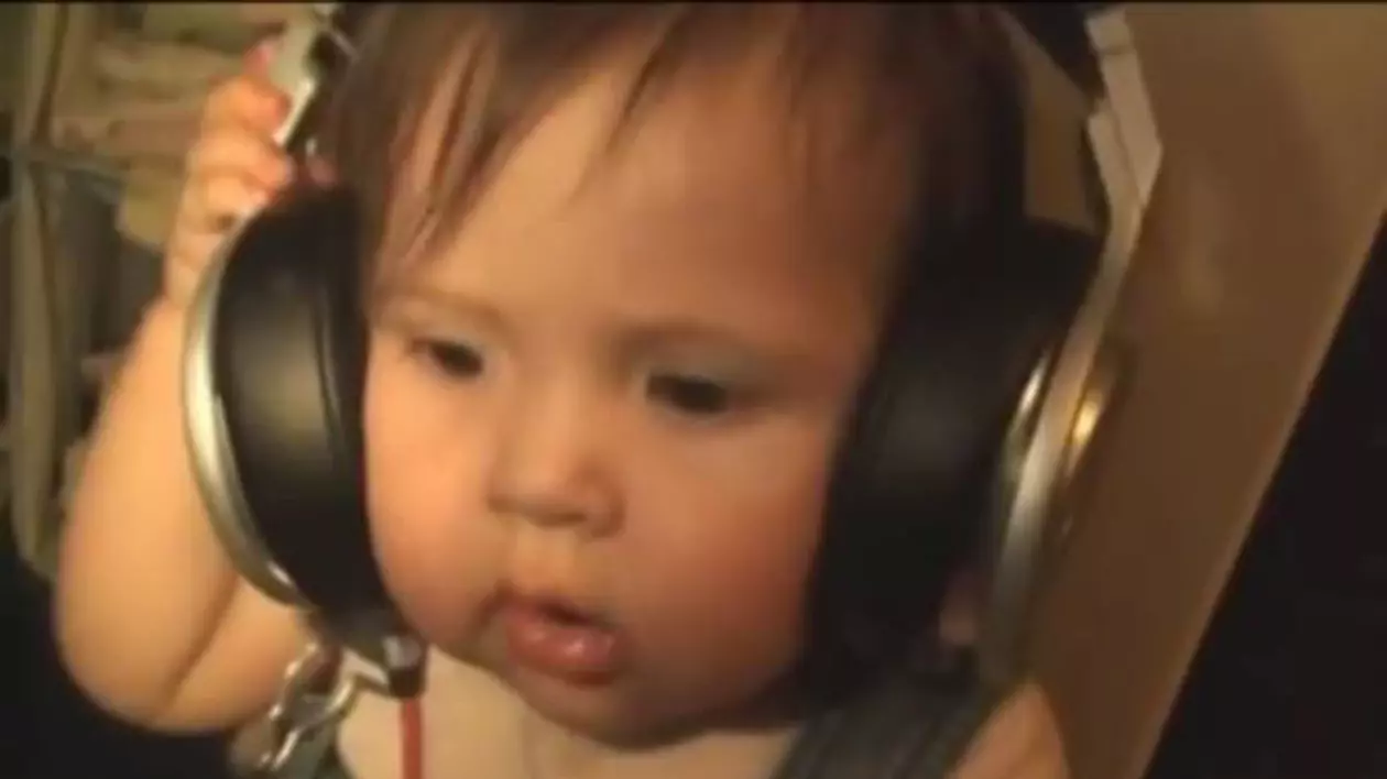 CEL MAI DULCE BEBE iubitor de muzică! Uite cum reacţionează | VIDEO