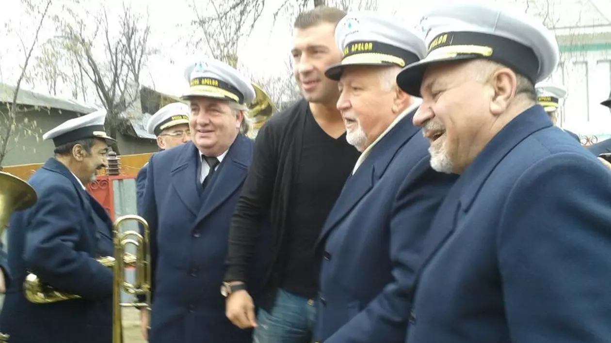 Petrecere mare la Pechea, de ziua lui Lucian Bute! Naşul i-a adus fanfara la poartă
