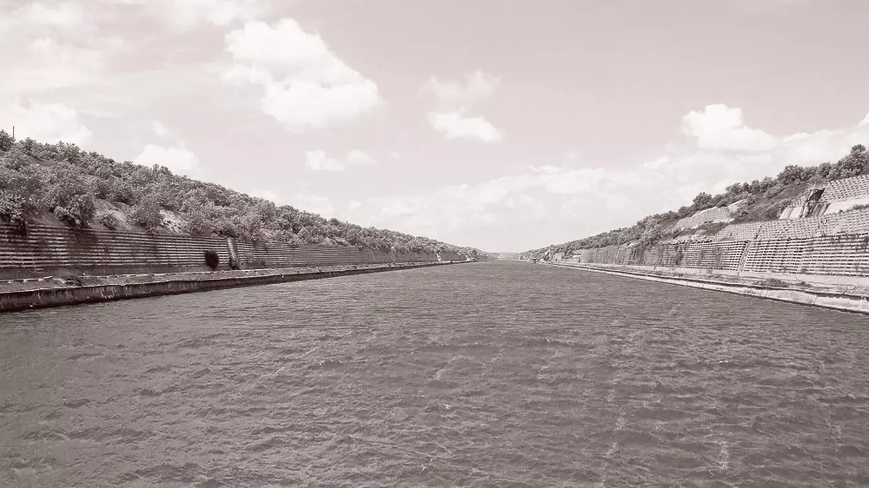 Istoria dureroasă a Canalului Dunăre-Marea Neagră | «Magistrala albastră», construită cu sânge şi lacrimi