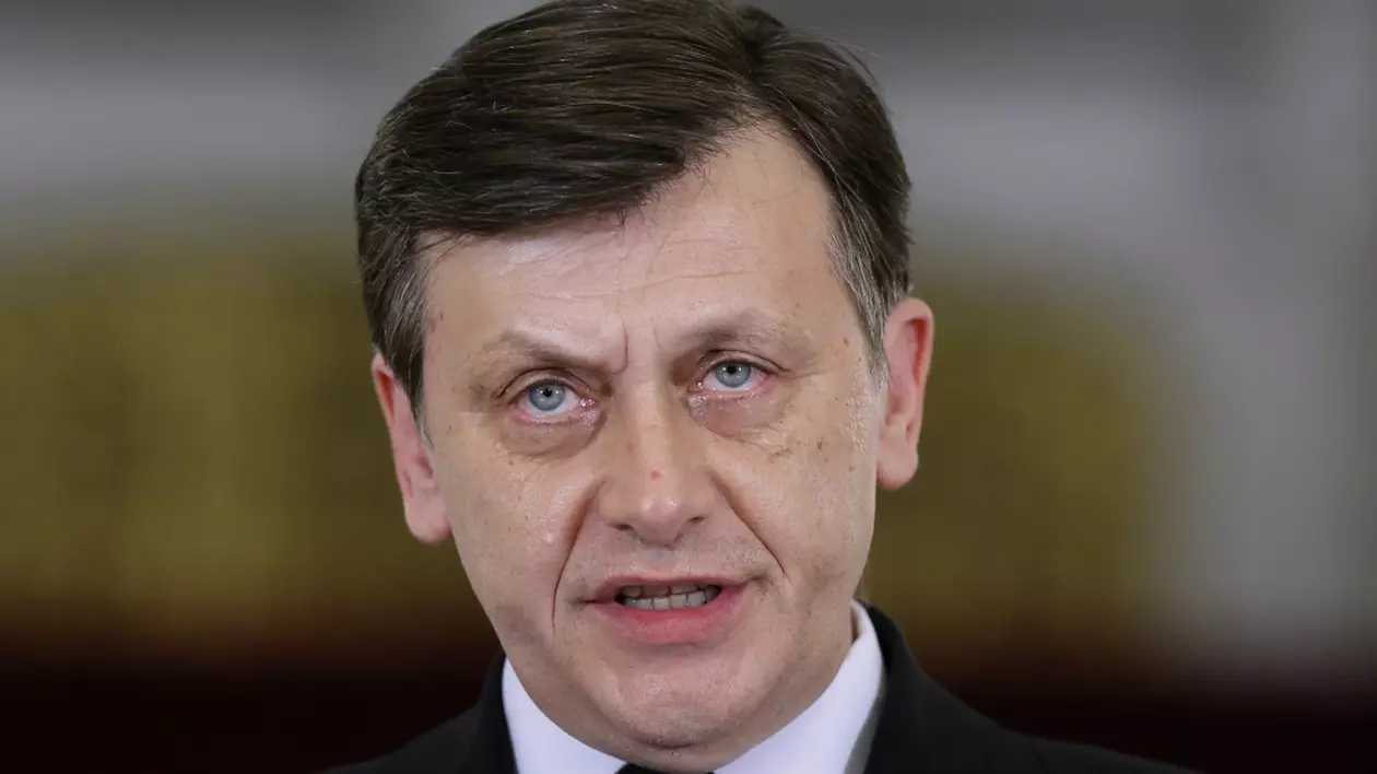 Crin Antonescu, PRIMA VICTIMĂ: Sorin Ilieşiu, revocat din funcţia de secretar al Comisiei pentru cultură