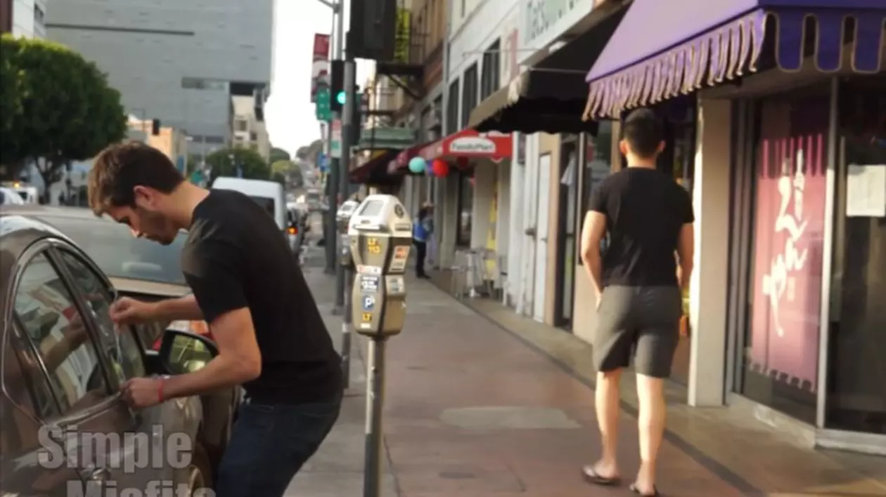 Care este diferenţa între un hoţ alb şi unul negru? Vezi cum reacţionează americanii! VIDEO 